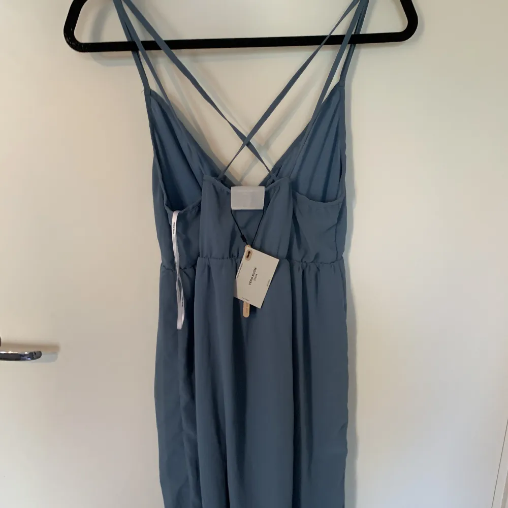 Blå ny klänning från vero moda i storlek M. Klänningar.