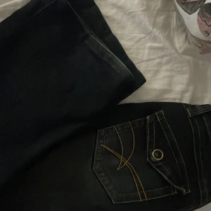 Jeans  - Intresse kollar mina super snygga jeans för dom är lite stora på mig som är 160 dock inte i längden 💋