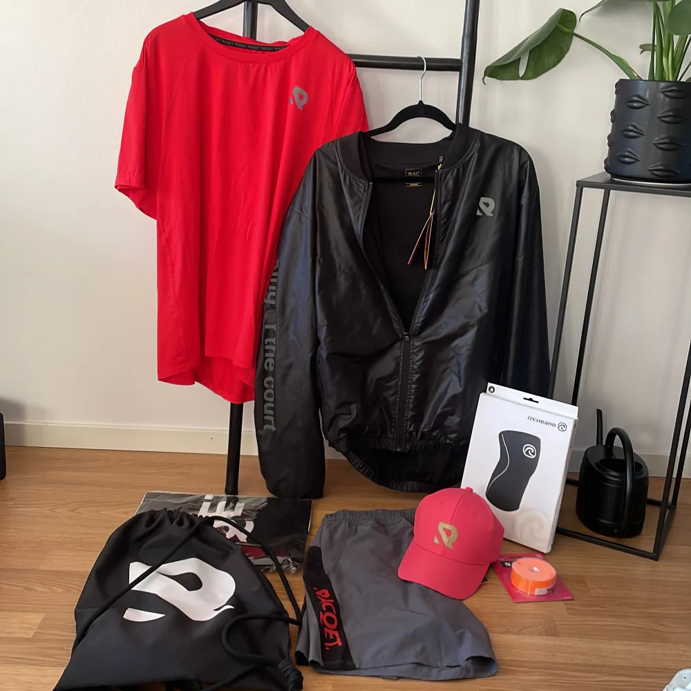 Allt ifrån Racqet, helt nytt.  Storlekar: Jacka: medium  T-shirt: Large Shorts: Large Keps: one size Knäskydd Linda till racket, orange färg Handduk Sportbag Allt tillsammans kostar 1899kr i butik. Säljer allt för 499kr. Övrigt.