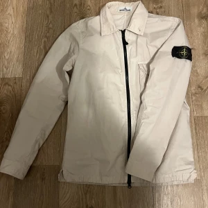 Stone island jacka  - Jag säljer min stone island jacka. Jackan är i bra skick.