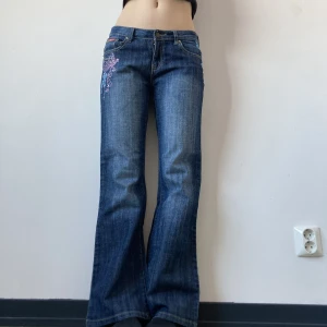 Y2k jeans med fjärillar - Såå snygga lowwaist bootcut jeans med mycket dekorationer och rhinestones 🦋 midja: 84 cm innerben: 84 cm. Storlek: w30 l32.Endast frakt 🎀 använd gärna köp-nu ⭐️ om den inte är markerad sålt finns den kvar🥀