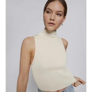 Topp Stories  - Säljer denna superfina topp från Stories  I viskos 