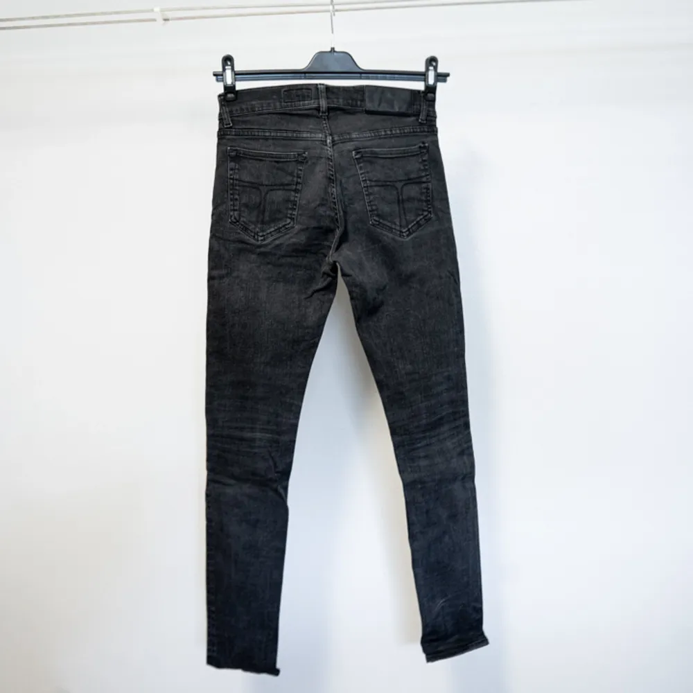 Supersnygga och fräscha, smarsamt använda jeans i tight passform från Tiger of Sweden. Style: Slim. Storlek 28/32. Tvätt: 