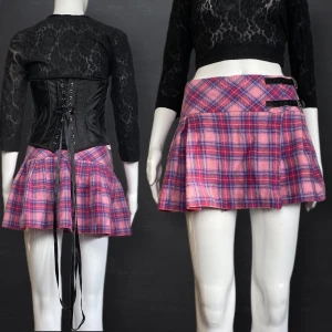 Kjol av Ull - Kjol i utmärkt skick! 100% Ull. Tillverkad i Skottland. Storleken är märkt som AGE 11/12. Passar dockan helt okej men lite liten, så kolla måtten ⚠️MÅTT: Höft/Midjebredd (beroende på var du vill att den ska sitta) 34cm & Läng 32~33cm  