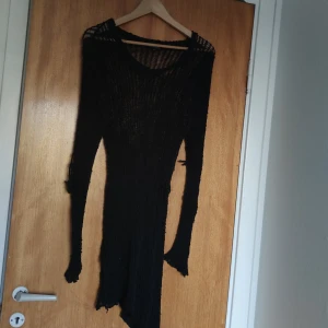 Grov virkad klänning - Klänning från Bohéme, storlek M Grovstickad så man behöver nåt under Går ner till smalben på mig som är 160 cm  Ett hål runt halsen har upptäckts så kan skicka bild på det vid intresse
