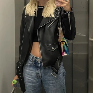 Skinnjacka zara - Säljer min skinnjacka från zara då den tyvärr inte kommer till användning längre. Fortfarande i bra skick! Köparen står för frakt💓