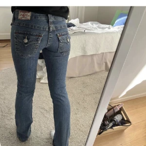 True religon jeans - Säljer vidare, as snygga men tyvärr passade dom inte på mig:( midjemått78, innerbenslängd 81 tjejen på bilden är 1,67 passa dock i längden på mig som är 1,72 ish 💖