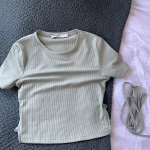 Topp - Fin grön topp perfekt till fest💚 man knyter den i bak, skriv för fler frågor/bilder🌸