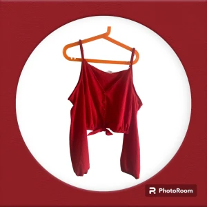 Red poffy crop top - This top i thin and nice for summer barely worn and stretchy at the waist. Skriv gärna om det är något du undrar <3 