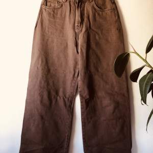 Oanvändna snygga bruna jeans med hög midja och raka/lite baggy ben. 🪴 Fantastisk varm brun färg som inte helt kommer fram på dessa foton. Långa ben, jag har därför vikt upp dom. Innersöm (utan vikning): 83 cm. 👖✨ Från Pull & Bear