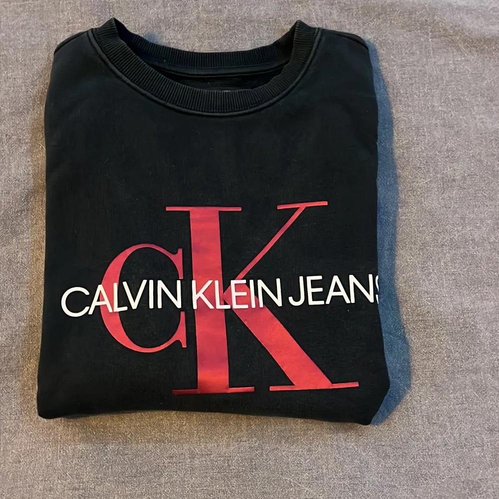 Calvin Klein tröja. Storlek: XS/S. Lite använd - Skick: 8/10. Inga defekter. Tröjor & Koftor.