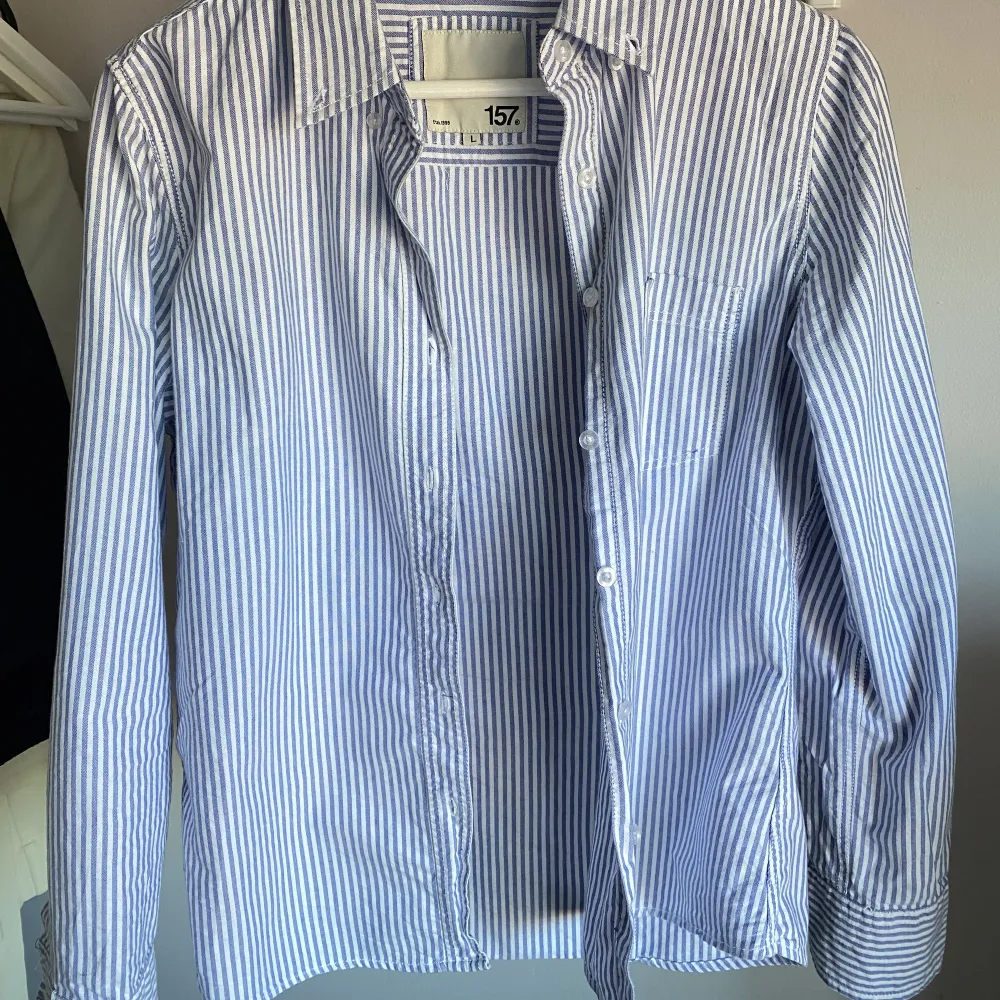 Fin randig skjorta som inte kommer till användning, storleken är L men den är något liten i storleken så skulle säga en M!💕 använd gärna ”köp nu” . Skjortor.