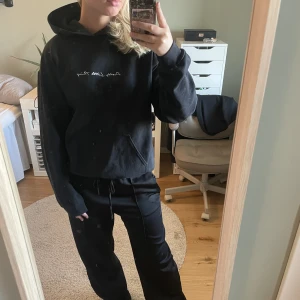 Svart hoodie - Svart hoodie från pretty little thing. Lite nopprig men fortfarande bra skick!