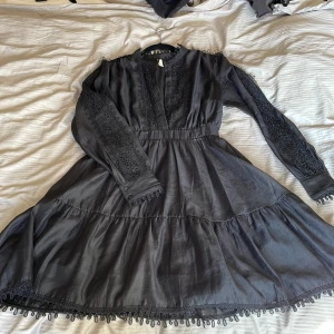 Spetsklänning - Spetsklänning med blommig spets. Köpt genom zalando. Använd en handfull gånger