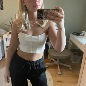 Vit korsett topp - Vit korsett-topp. Bra skick! Passar även S