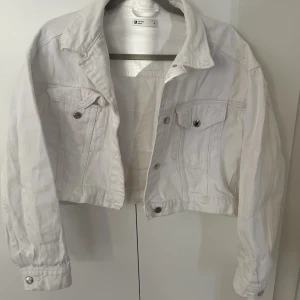 Croppad jeansjacka - En vit jeansjacka från gina tricot i croppad modell, enbart använd en eller fåtal gånger.   Hund finns i hemmet
