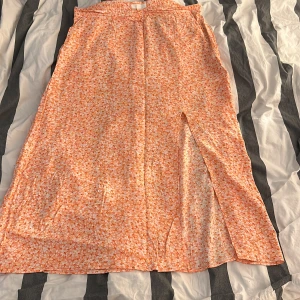 Kjol - En hyfsad lång kjol men slits och mönster perfekt för sommaren 