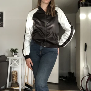 Bomberjacka - Vårjacka som är tunn och sval i tyget. Har fått lite nopprar på ärmen. Annars i fint skick!☺️