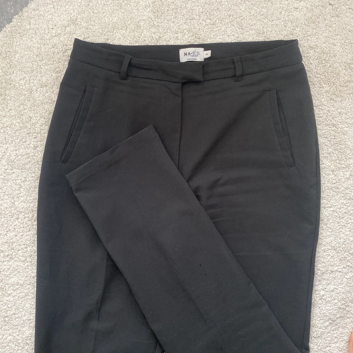 Kostymbyxor med slits från NAKD