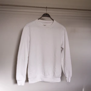 Vit sweatshirt M - WinWin vit tröja/sweatshirt i storlek M. 56% bomull / 38% polyester / 6% viskose.