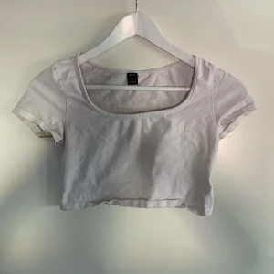 Vit T-shirt  - Vit T-shirt från Shein, använd fåtal gånger men så gott som ny 
