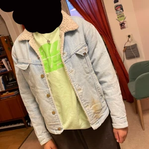 Leee fodrad jacka  - En fodrad storm rider jacka från Lee. Första bilden är det en medium stor tjej 170 lång. På bilden bakifrån är det jag , mefium/smal 153 lång. Jackan har en fläck som jag inte fick bort efter tvätt men DU kanske har något trix för sånt 😉
