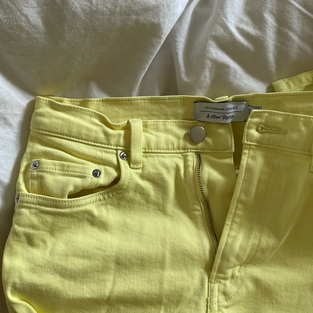 Coola, färgglatt gula jeans från Other Stories! Använt en gång. Fräscha till sommaren!! Köptes för 700kr. Jeans & Byxor.