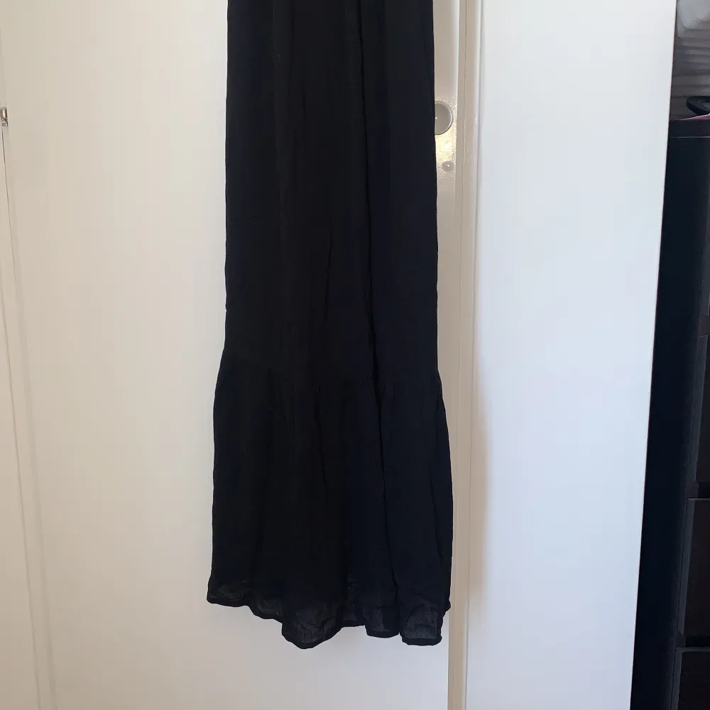 Jag missade datum för returnering så klänningen är helt ny och aldrig använd. Inget fel på den, tyckte bara inte den passade mig. Klänningen är luftig och jag kan tänka mig att den är härlig på sommaren. Storlek EU 36 (Den passade mig som är 166cm) . Mekot.