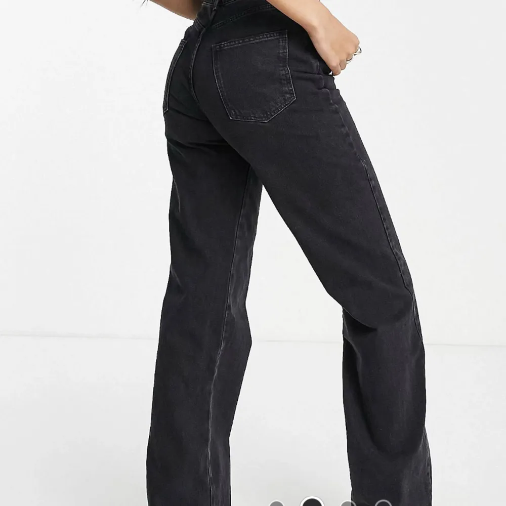 Svarta jeans från ASOS  Bild lånad från ASOS . Jeans & Byxor.