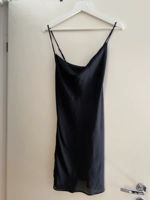 Slip dress H&M - Köpt secondhand   Axelband korsas där bak  Tunn och skönt tyg Små slits på var sida  