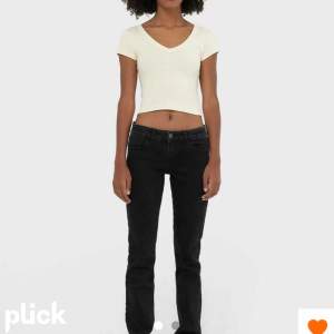 Säljer dessa svarta lågmidjade jeans då jag ej använder dom längre💞små i storleken så skulle söga att dom passar 32-34