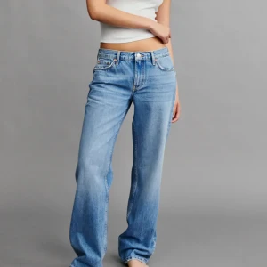 low straight jeans - Säljer mina lågmidjade straight jeans från Gina Tricot.  Eftersom de inte sitter bra på mig alls har jag lånat sista bilden från tiktok💓