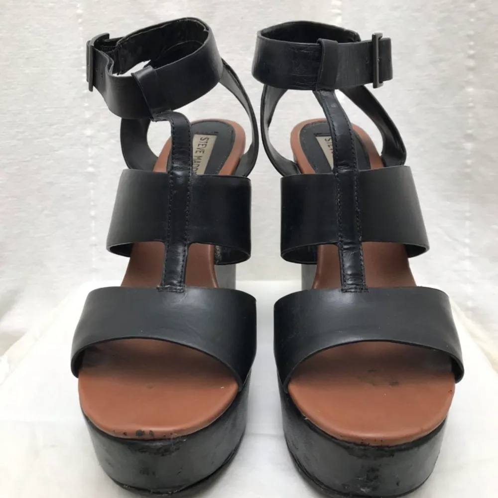 Vintage Steve Madden Platform Sandals  Black Leather Upper, Rubber Soles  Size 8.5  Gently Worn, some signs of wear. Skor.