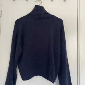 Stickad marin blå tröja  - Fin tröja perfekt till våren från Zara! Tröjan är i bra skick men är lite nopprig! Gratis frakt och kan även möttas upp i Uppsala!❤️