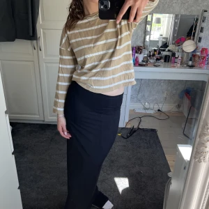 Tröja - Säljer denna randiga tröja från GinaTricot i storlek M då den inte kommer till användning längre. 