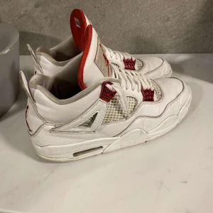 Jordan 4 - Säljer åt en vän. ÄKTA. Kan gå ner i pris vid snabb äffär. Byten går också 