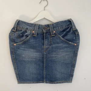 TRUE RELIGION - Jeanskjol från True Religion. Storlek small/26