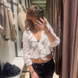 Blus - Jättegullig blus från zara i storlek S. Den är aldrig använd och har lappen kvar!💕säljer då den inte kommer till användning 