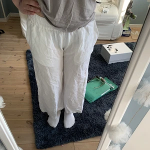 Linnebyxor hm - Jättefina linnebyxor från H&M, säljer då jag inte använder de längre. De har vida ben och passar utmärkt på mig som är 157cm💞!