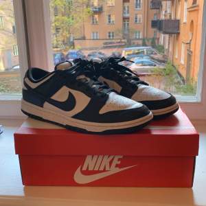 Nike Panda Dunks. Storlek 44,5 (10,5 US). Skick 9/10. Nypris: går för ca 1500kr på StockX nya. Säljer på grund av att de inte kommer till användning. Skriv gärna för fler bilder. Köpta på Nitty Gritty i augusti 2022. Box ingår. KVITTO FINNS!