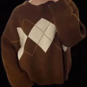 En brun sweater som är använd ett par gånger. Den har en oversized look. Väldigt skön och mysig.