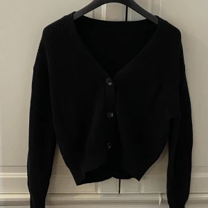 Svart cardigan - Svart cardigan köp från lager 157