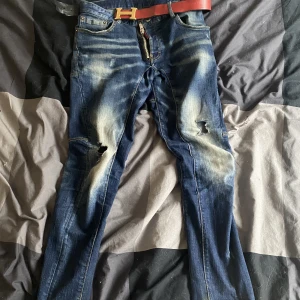 Dsquared2 jeans  - Tja! Säljer mina jeans då jag inte vill ha dom mer kan både fraktas o mötas men mötet sker i Västervik, ska man ha fraktat står man för frakten som ligger på 69 kr.