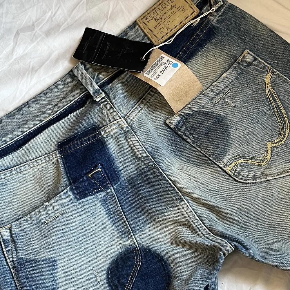 Coola low/midwaisted jeans från Replay. Helt nya aldrig använda med prislapp kvar. Midja 39cm. Innerbenslängd 90cm 💙💙💙Pris kan diskuteras! . Jeans & Byxor.