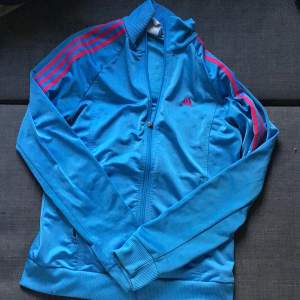 Adidas zip up med rosa linjer den har en konstig fläck på bild 2 och saknar dragkedja på alla dragkedjorna(fickorna)