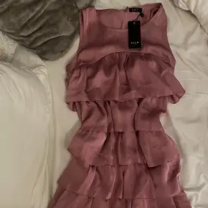 sjukt söt rosa volang klänning, helt oanvänd från vila 💓 