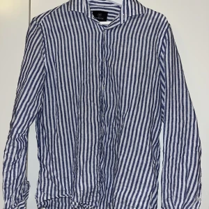 Linne skjorta - Snygg linne skjorta som passar perfekt nu till sommarn! Nypris 899kr Köpt från Les Worries Konditionen 10/10