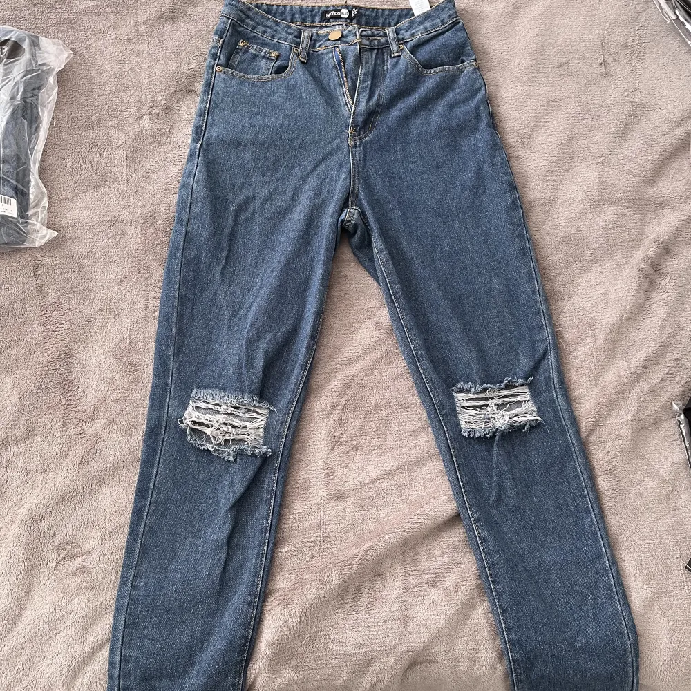 Aldrig använda har 2 stycken som säljs. Blåa jeans med hål i knäna, storlek 36🤍 Köpare står för fraktkostnaden!. Jeans & Byxor.