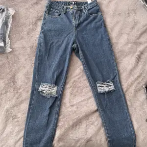 Aldrig använda har 2 stycken som säljs. Blåa jeans med hål i knäna, storlek 36🤍 Köpare står för fraktkostnaden!