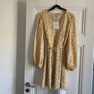 Summer Dress  - Oanvänd sommarklänning med prislappar kvar. Aldrig använd. Passar perfekt till midsommar.